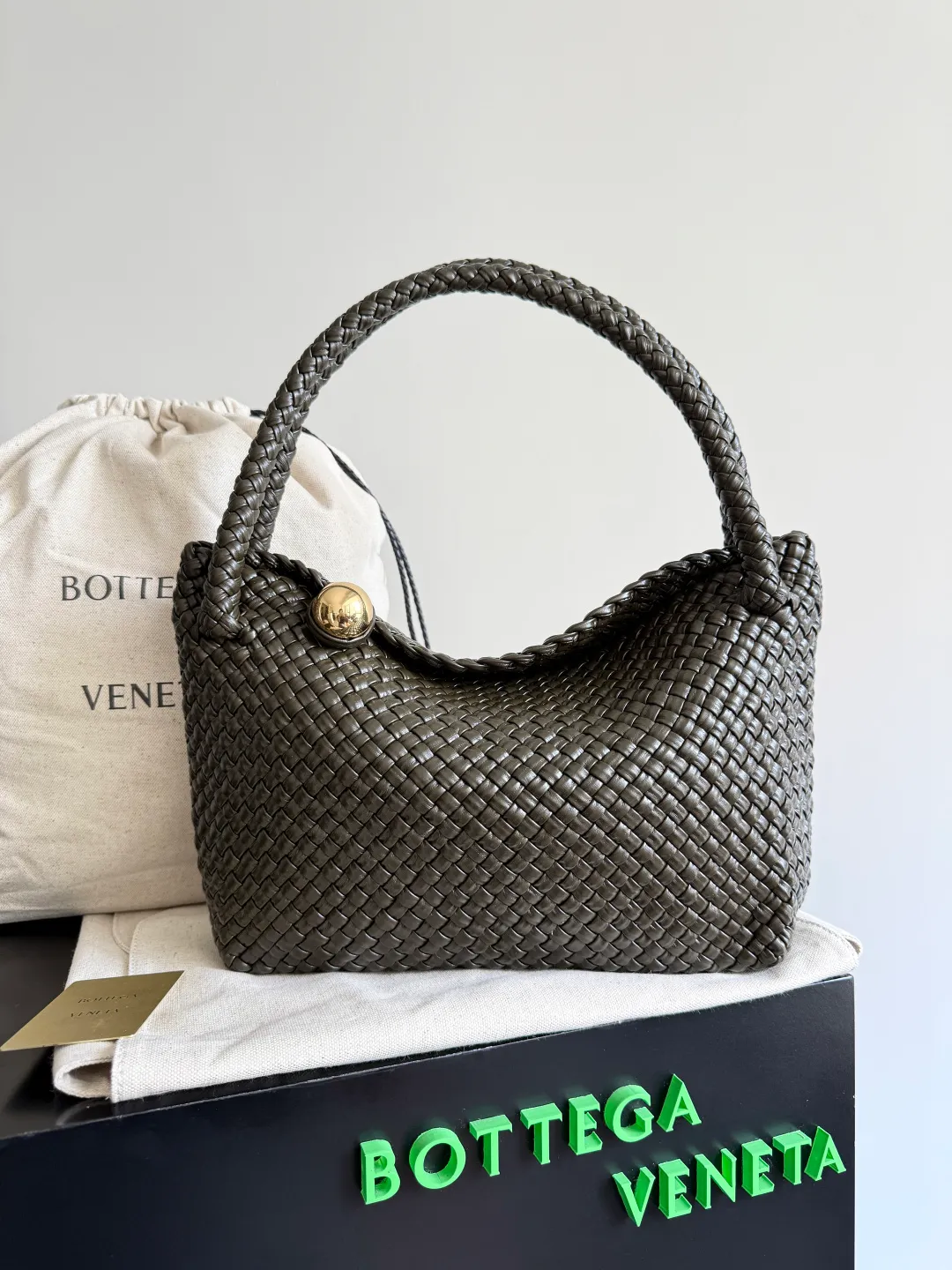 Batch 5760 BV collectible small woven handbags are really YYDS!! Bottega Veneta’s most classic small woven handbags are back! ! Colorful macaron color combination, super heavy craftsmanship. We use the highest quality leather with the highest craftsmanship❤️ to create the most precious works. We created the original Intrecciato leather weaving process❤️ This unique traditional exclusive leather weaving method has not only become our logo, but also reflects the time-consuming and labor-intensive craftsmanship of our products❤️ The new TOSCA handbag It must be a selection worth collecting🆕⚠️⚠️Baby, malachite, pearl, spotted stone can be sold individually and can be assembled by yourself. Style number: 716974 Size: 27*9*18cm